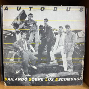 Autobús / Bailando sobre los escombros